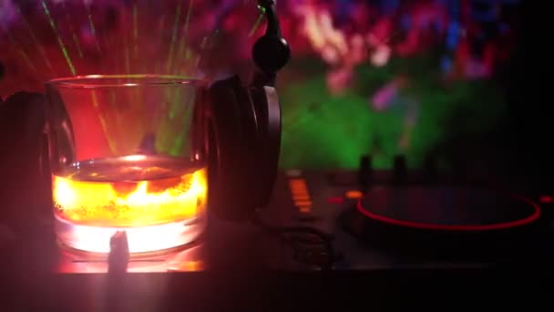 Vidrio Con Whisky Con Cubo Hielo Interior Del Controlador Discoteca — Vídeo de stock