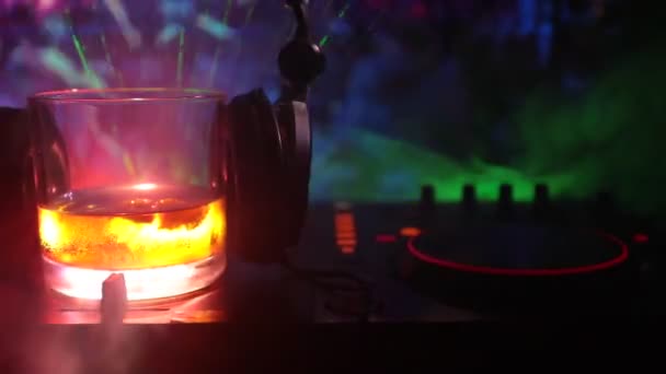 Glas Mit Whisky Mit Eiswürfel Drinnen Auf Einem Controller Nachtclub — Stockvideo