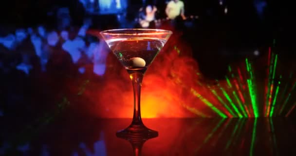 Szklanka Martini Oliwką Środku Zamknij Widok Szkło Napojem Klubowym Ciemnym — Wideo stockowe