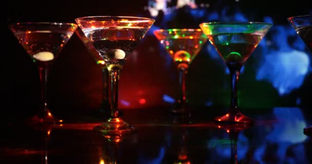 Vários Copos Famoso Coquetel Martini Filmado Bar Com Fundo Enevoado — Vídeo de Stock