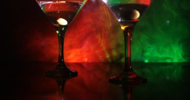 Flera Glas Berömda Cocktail Martini Sköt Bar Med Mörk Tonad — Stockvideo