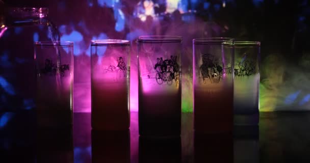 几杯著名的鸡尾酒马提尼 拍摄在酒吧与黑暗色调的雾背景和迪斯科灯 俱乐部饮料的概念 选择性聚焦 — 图库视频影像