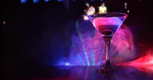 Glas Met Martini Met Olijf Erin Close Zicht Glas Met — Stockvideo