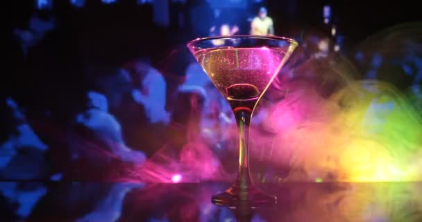 Çinde Zeytin Olan Martini Bardağı Koyu Sisli Arka Planda Kulüp — Stok video