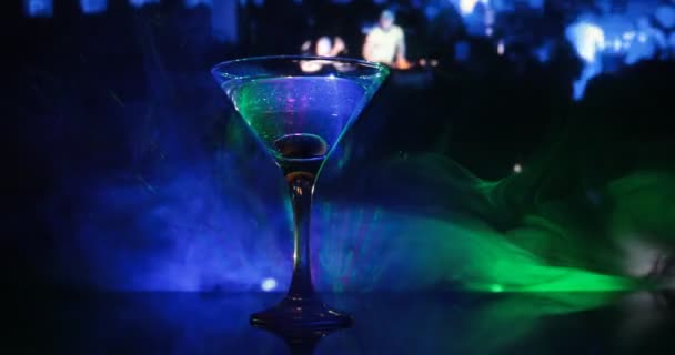 Szklanka Martini Oliwką Środku Zamknij Widok Szkło Napojem Klubowym Ciemnym — Wideo stockowe