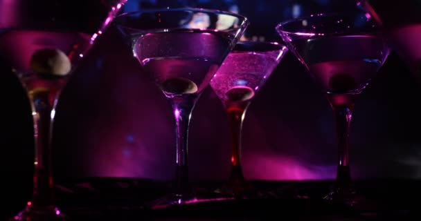 Plusieurs Verres Martini Cocktail Célèbre Tourné Dans Bar Avec Fond — Video