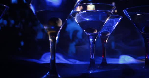 Διάφορα Ποτήρια Του Διάσημου Κοκτέιλ Martini Βολή Ένα Μπαρ Σκούρο — Αρχείο Βίντεο
