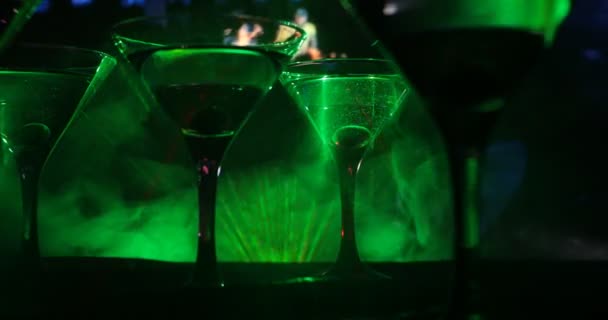 Flera Glas Berömda Cocktail Martini Sköt Bar Med Mörk Tonad — Stockvideo
