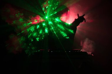 DJ iplik, karıştırma ve bir gece kulübünde tırmalamak, dj elinde çeşitli parça denetimlere dj's güverte, strobe ışıklar ve sis oynamak veya parti gece kulübünde parça Dj karışımları. Seçici odak