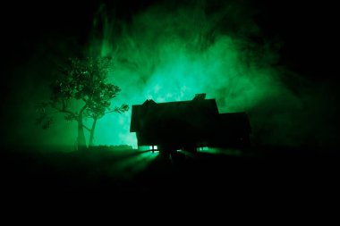 Geceleri ormanda bir hayaletin olduğu eski bir ev ya da sis içinde terk edilmiş bir korku evi. Ölü ağaç ormanındaki eski mistik bina. Geceleri aylı ağaçlar. Gerçeküstü ışıklar. Korku Cadılar Bayramı konsepti