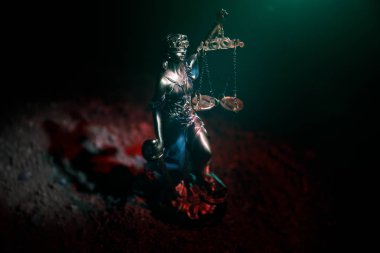 Adalet, adalet veya Justitia heykeli / Justitia bir kara günü adalet tanrıçası Roma fire arka plan. Seçici odak