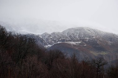 Kar ve kayalar ile dağlarda sisli kış peyzaj, Azerbaycan, Lahic, büyük Kafkasya kış doğanın güzel manzara Panoraması