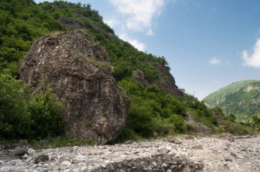 Dağlar ve çayır görkemli manzara. Dağ yolundan Bisiklete binme. Puslu dağ yolu yüksek dağlarda... Dağ yolu ile bulutlu gökyüzü. Azerbaycan doğa