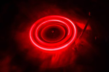 Müzik konsepti. FreezeLight parlak vinil koyu arka plan veya vinil parlayan Özet satırları konsepti ile koyu arka plan üzerinde oynarken pikap. Club poster tasarımı