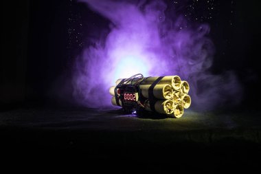 Bir bomba koyu arka plan görüntüsü. Karanlıkta, kavramsal görüntü parlayan bir şaft ışık aydınlatılmış patlama için geri sayım sayacı