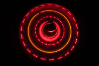 Müzik konsepti. FreezeLight parlak vinil koyu arka plan veya vinil parlayan Özet satırları konsepti ile koyu arka plan üzerinde oynarken pikap. Club poster tasarımı