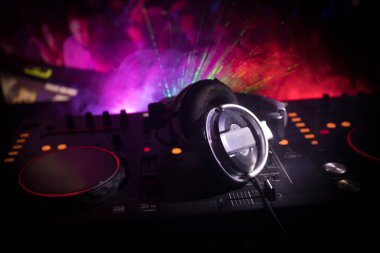 Seçici odak Pro dj Kumanda cihazı. Masa başında müzik parti gece kulübünde renkli disko ışıkları ile karıştırma Dj konsolu DJ. Görünümü kapatın