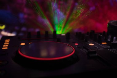 Seçici odak Pro dj Kumanda cihazı. Masa başında müzik parti gece kulübünde renkli disko ışıkları ile karıştırma Dj konsolu DJ. Görünümü kapatın