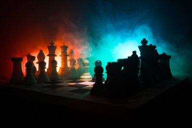 Satranç oyununu kavramı iş fikirleri ve rekabet ve strateji fikirler concep. Satranç figürleri duman ve sis karanlık bir arka plan üzerinde. İş liderlik ve güven kavramı. Seçici odak