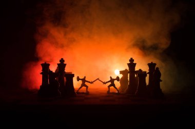 Süvari ve satranç tahtası üzerinde piyade ile ortaçağ savaş sahnesi. Satranç oyununu kavramı iş fikirleri ve rekabet ve strateji fikirler duman ve sis karanlık bir arka plan üzerinde satranç figürleri.