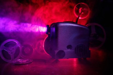 Eski stil film projektör, Natürmort, yakın çekim. Film projektör dramatik aydınlatma ve seçici odak ahşap bir zemin üzerine. Film ve eğlence kavramının