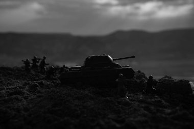 Savaş kavramı. Askeri siluetleri sahne üzerinde savaş sis sky mücadele arka plan, Dünya Savaşı askerler siluetleri bulutlu manzarası, gece aşağıda. Saldırı sahne. Zırhlı araçlar. Savaş tankları. Dekorasyon