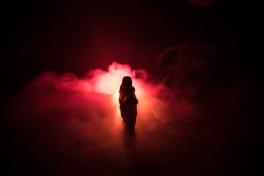 Yüksek güç motosiklet helikopter. Sis backlights gece adam atlı zemin üzerine ile. Boş alanı. Seçici odak