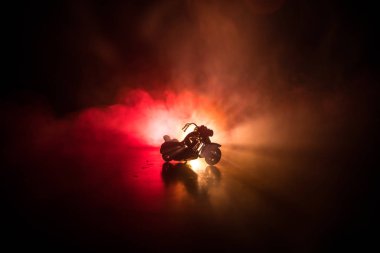 Yüksek güç motosiklet helikopter. Sis backlights gece adam atlı zemin üzerine ile. Boş alanı. Seçici odak