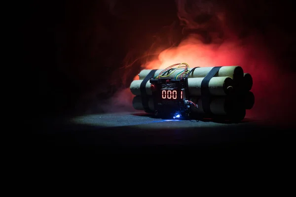 Εικόνα Του Μια Ωρολογιακή Βόμβα Ενάντια Σκούρο Φόντο Χρονόμετρο Μετρά — Φωτογραφία Αρχείου