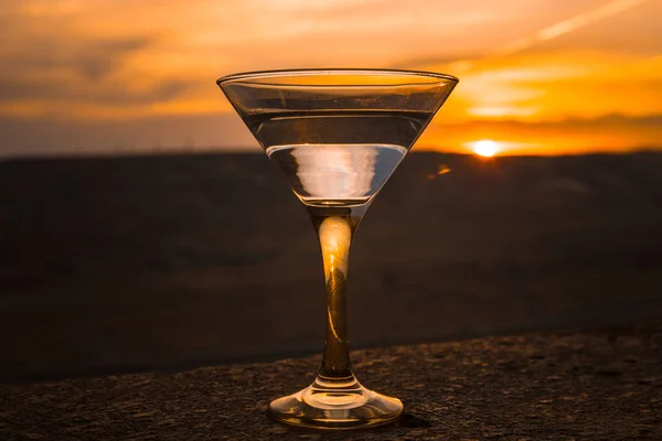 Martini Ett Glas Mot Solnedgången Bakgrund Med Bergen Club Drink — Stockfoto