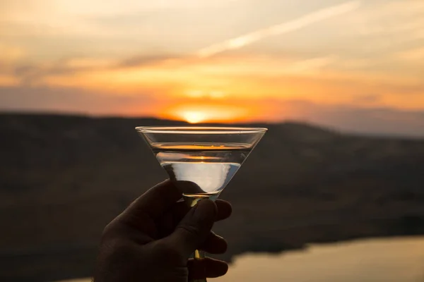 Martini Bicchiere Sullo Sfondo Del Tramonto Con Montagne Drink Club — Foto Stock