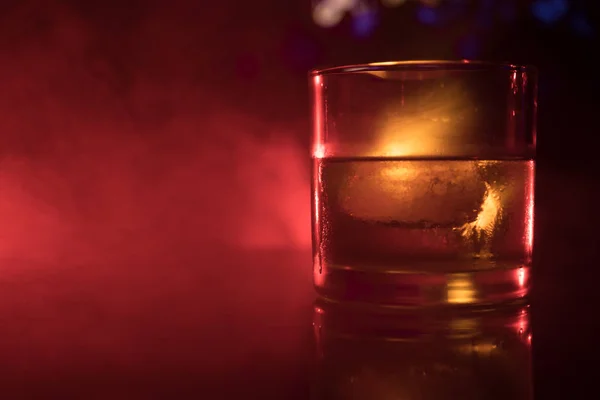 Selektivní Fokus Ryzí Whisky Ice Cube Uvnitř Whisky Sklenice Tmavém — Stock fotografie