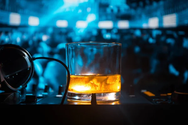 Bicchiere Con Whisky Con Cubetto Ghiaccio All Interno Controller Discoteca — Foto Stock