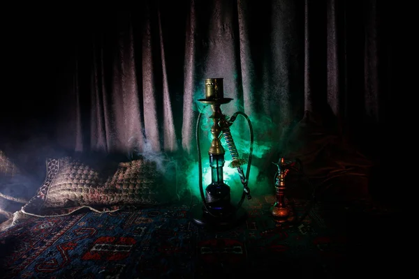 水ギセル ホット石炭シーシャ ボウル アラビア内部で蒸気の雲を作るします カーペットに東洋の飾り バックライトで暗闇の中でスタイリッシュな東洋の使者 シーシャの広告 選択と集中 — ストック写真