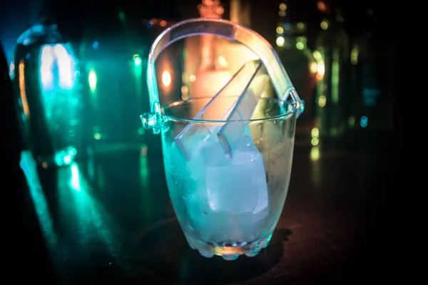 Işıklar Duman Bulanık Alkol Şişeleri Arka Plan Üzerinde Cam Buz — Stok fotoğraf