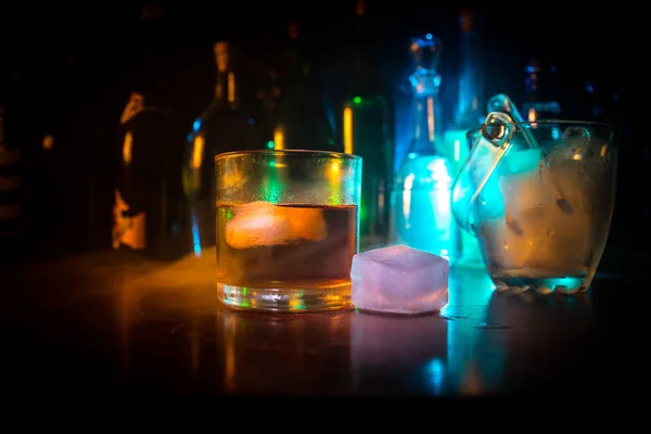 Glas Whisky Trä Bar Närbild Med Flaskor Suddig Syn Mörk — Stockfoto