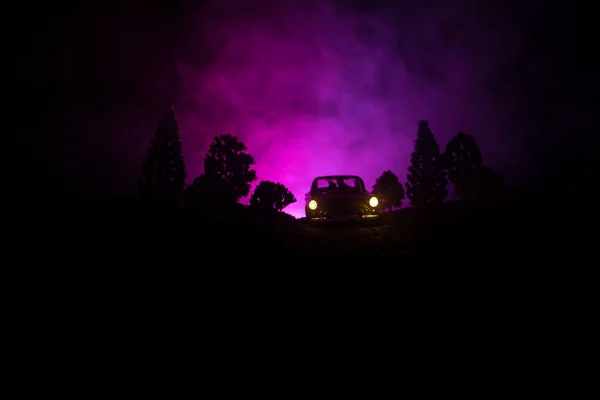 Silhueta Carro Com Casal Dentro Fundo Escuro Com Luzes Fumaça — Fotografia de Stock