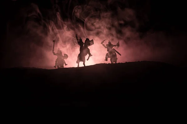 中世纪战斗场面与骑兵和步兵 人物剪影作为分开的对象 战斗在黑暗色调的雾背景的勇士之间 夜场面 选择性聚焦 — 图库照片