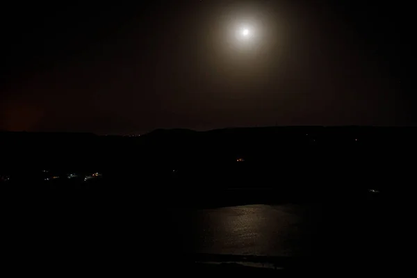 Colorido Paisaje Nocturno Con Lago Montañas Luna Llena Cielo Azul —  Fotos de Stock