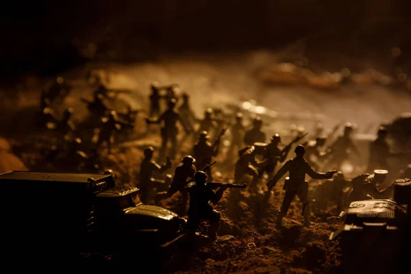 Concepto Guerra Siluetas Militares Peleando Escena Fondo Del Cielo Niebla —  Fotos de Stock