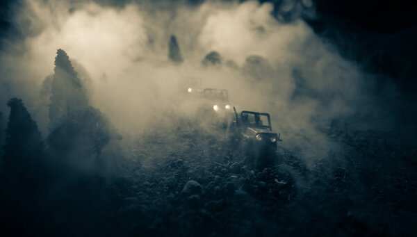 Концепция войны. Военные силуэты боевой сцены на фоне тумана на фоне неба войны, силуэты солдат мировой войны под облачным горизонтом ночью. Сцена нападения. Бронетехника. Выборочный фокус. Украшение
