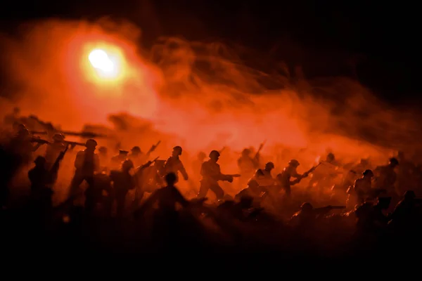 Concepto Guerra Siluetas Militares Peleando Escena Fondo Del Cielo Niebla — Foto de Stock