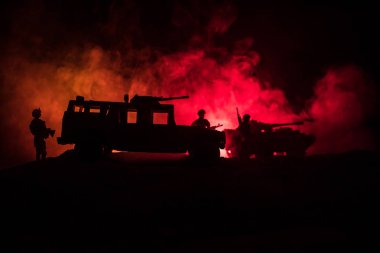 Savaş kavramı. Askeri siluetleri sahne savaş sis gökyüzü arka plan üzerinde mücadele, siluetleri aşağıda bulutlu manzarası, gece mücadele. Savaş sahnesi. Askerler ile ordu jeep araç. Ordu jeep