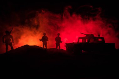 Savaş kavramı. Askeri siluetleri sahne savaş sis gökyüzü arka plan üzerinde mücadele, siluetleri aşağıda bulutlu manzarası, gece mücadele. Savaş sahnesi. Askerler ile ordu jeep araç. Ordu jeep