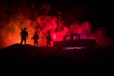 Savaş kavramı. Askeri siluetleri sahne savaş sis gökyüzü arka plan üzerinde mücadele, siluetleri aşağıda bulutlu manzarası, gece mücadele. Savaş sahnesi. Askerler ile ordu jeep araç. Ordu jeep