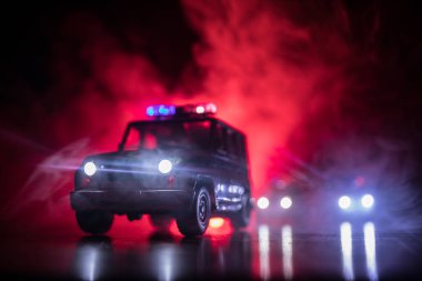 Geceleri polis arabaları. Polis arabası sisli bir arabayı gece takip ediyor. 911 acil durum arabası suç mahalline doğru hızla gidiyor. Seçici odak