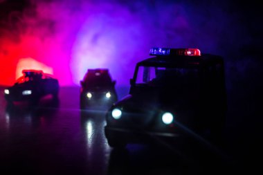 Geceleri polis arabaları. Polis arabası sisli bir arabayı gece takip ediyor. 911 acil durum arabası suç mahalline doğru hızla gidiyor. Seçici odak