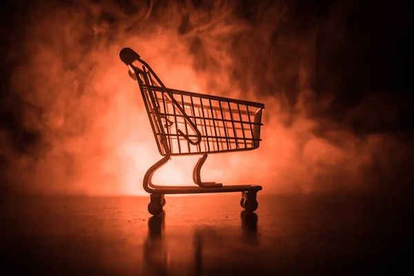 Carro Compra Vacío Sobre Fondo Nebuloso Tonificado Oscuro Con Poco — Foto de Stock