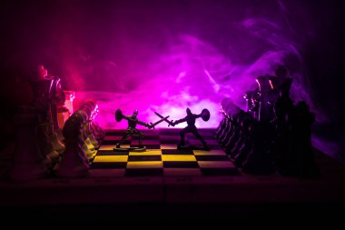 Süvari ve satranç tahtası üzerinde piyade ile ortaçağ savaş sahnesi. Satranç oyununu kavramı iş fikirleri ve rekabet ve strateji fikirler duman ve sis karanlık bir arka plan üzerinde satranç figürleri.