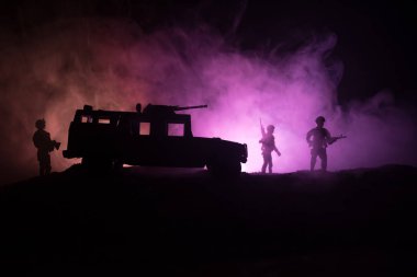 Savaş kavramı. Askeri siluetleri sahne savaş sis gökyüzü arka plan üzerinde mücadele, siluetleri aşağıda bulutlu manzarası, gece mücadele. Savaş sahnesi. Askerler ile ordu jeep araç. Ordu jeep